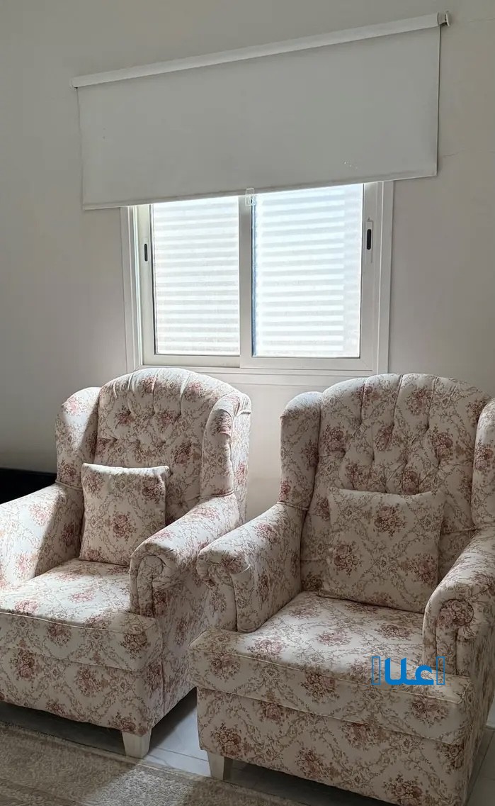 كنب زاويه حرف L لون زيتي مع كرسي 2 مشجر